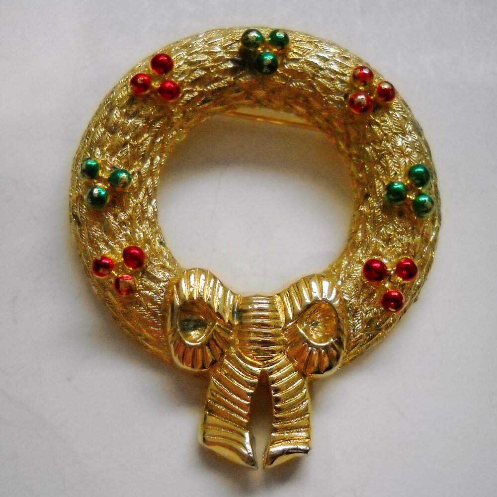 Wreath Gerry's Pin Brooch Signed Gold Tone Metal Christmas Bow Holly Vintage